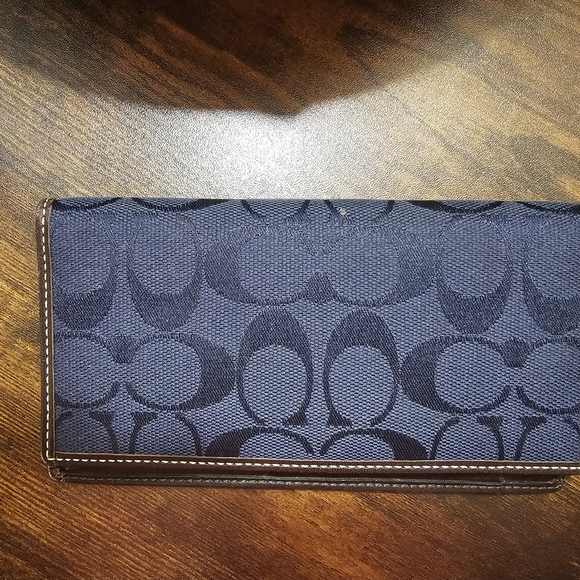 Coach Signature Wallet - Picture 7 of 8